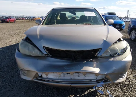 2005 Toyota Camry Le z USA, uszkodzony, nr VIN 4T1BE32KX5U519952